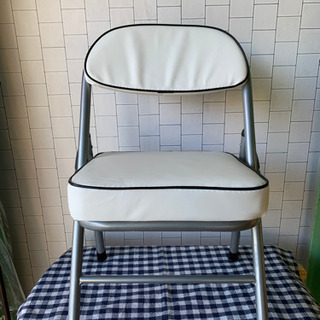 新品！！折り畳み椅子‼︎!白の低い椅子です！
