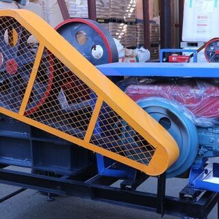 破砕機 ジョークラッシャー ディーゼルエンジン式 200×350 小割機 がれき処理 産廃 解体