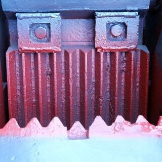 破砕機 ジョークラッシャー ディーゼルエンジン式 200×350 小割機 がれき処理 産廃 解体