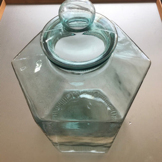 綺麗な六角形のガラス大瓶(20リットル)売ります