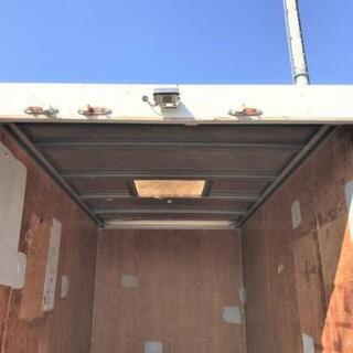 採光窓付き】【3t車でも配送可】小さめ コンテナ 長さ約320cm×幅