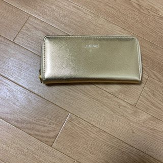 ゴールドの長財布