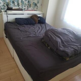 白色ベッドマットレス付き