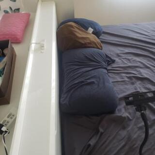 白色ベッドマットレス付き