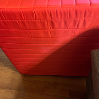 赤色シングルベッド