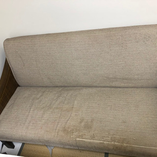 古いソファです。汚れがあります。
