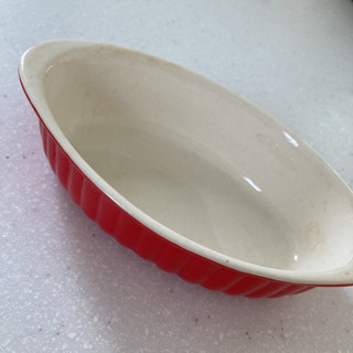 赤と白のグラタン皿