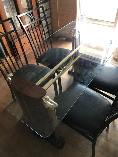 綺麗なガラステーブル＋椅子4つ付き