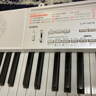 カシオ　電子ピアノ　LK-123 CASIO LK-123 電子キーボード 61鍵 楽譜2冊・マイク付き最高 の