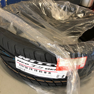 225/30R20 のタイヤ
