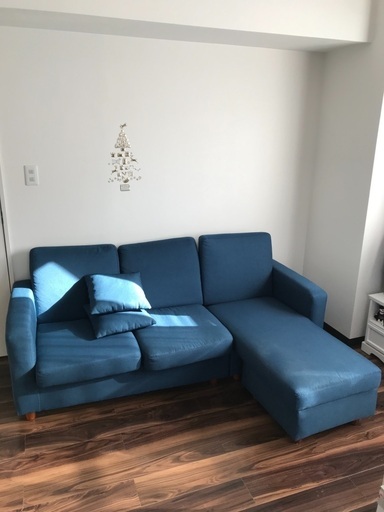 綺麗です。3人掛け青ソファです。