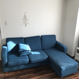 綺麗です。3人掛け青ソファです。