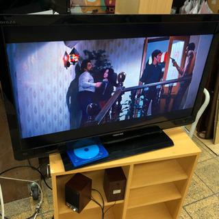 TOSHIBAは40インチ　ブルーレイ付　