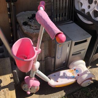 女児向け　三輪のキックボードみたいなもの