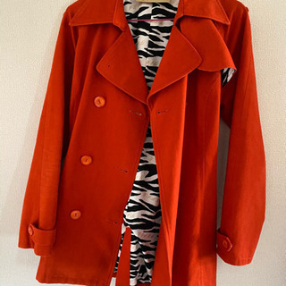 濃いオレンジ色のコート
