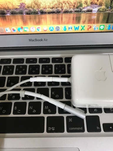 MacBook Air 13インチ　付属品あり。VGA・HDMI変換アダプターもお付けします。