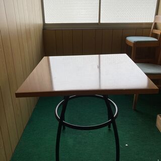 カフェ　レストラン　テーブル　椅子　多数