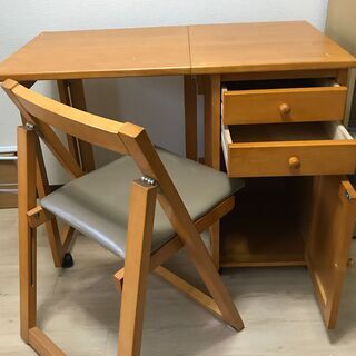 折りたたみ式の机・椅子/Folding Desk and Chair