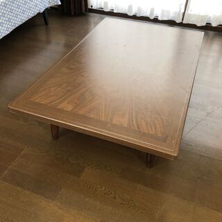 折り畳み式の木目のテーブル