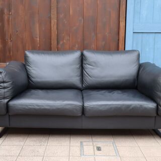 北欧デンマークのBoConcept(ボーコンセプト)のI.D.V.2 レザー 2シーターソファー/ブラックです。ゆったりと座れるワイドなデザインの2Pソファ。モダンでスタイリッシュなソファーです♪