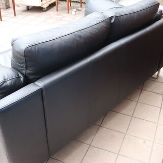 北欧デンマークのBoConcept(ボーコンセプト)のI.D.V.2 レザー 2シーターソファー/ブラックです。ゆったりと座れるワイドなデザインの2Pソファ。モダンでスタイリッシュなソファーです♪