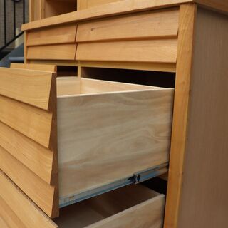 MORITA(モリタインテリア)のクルミ材を使用したダイニングボードです。特徴的な前板がインパクトのある和モダンな食器棚。ウォールナット材のナチュラル感は北欧スタイルにもおススメ♪