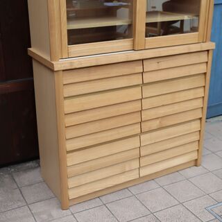 MORITA(モリタインテリア)のクルミ材を使用したダイニングボードです。特徴的な前板がインパクトのある和モダンな食器棚。ウォールナット材のナチュラル感は北欧スタイルにもおススメ♪