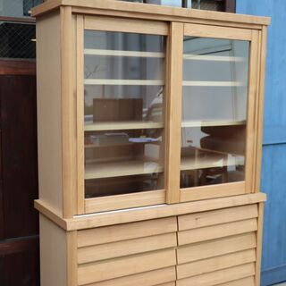 MORITA(モリタインテリア)のクルミ材を使用したダイニングボードです。特徴的な前板がインパクトのある和モダンな食器棚。ウォールナット材のナチュラル感は北欧スタイルにもおススメ♪