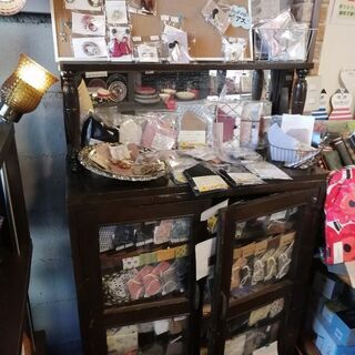 雑貨店移転に付き家具一斉販売！お洒落なヴィンテージ食器棚。天王寺区の桃谷駅より徒歩5分