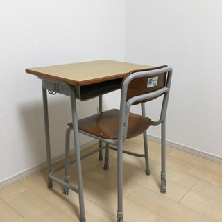 【ネット決済・配送可】【値下げしました】学校の机と椅子のセット