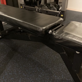 定価7万円のベンチ台を半額以下で売ります