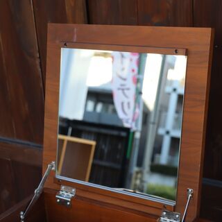 レトロなデザインのemo.(エモ)シリーズのドレッサー&スツール 