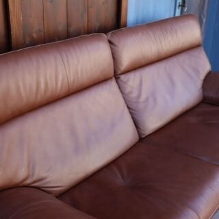 人気のkarimoku(カリモク家具)より本革を使用したZT8303 3人掛けソファーです！ハイバックタイプのゆったりとしたシートの3Pソファ。モダンなデザインのレザートリプルソファーです♪