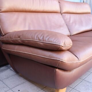 人気のkarimoku(カリモク家具)より本革を使用したZT8303 3人掛けソファーです！ハイバックタイプのゆったりとしたシートの3Pソファ。モダンなデザインのレザートリプルソファーです♪