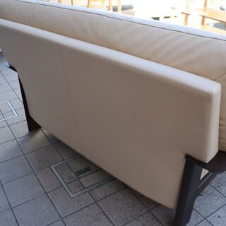 karimoku(カリモク家具)のダンテ 本革 2人掛けソファーです。/オーク材がアクセントになるモダンなハイバックタイプ レザー2Pソファーはゆったりとした快適な空間を演出します♪