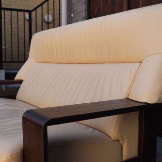 karimoku(カリモク家具)のダンテ 本革 2人掛けソファーです。/オーク材がアクセントになるモダンなハイバックタイプ レザー2Pソファーはゆったりとした快適な空間を演出します♪