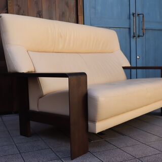 karimoku(カリモク家具)のダンテ 本革 2人掛けソファーです。/オーク材がアクセントになるモダンなハイバックタイプ レザー2Pソファーはゆったりとした快適な空間を演出します♪