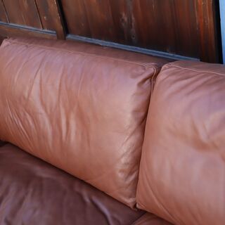 IDEE(イデー)で取り扱われているSERIEUX(セリュー) 本革 3人掛けソファー。使い込む程に味わい深くなるレザー2.5シーターソファ。スクエアなフォルムをゆったりとした座り心地が魅力です♪