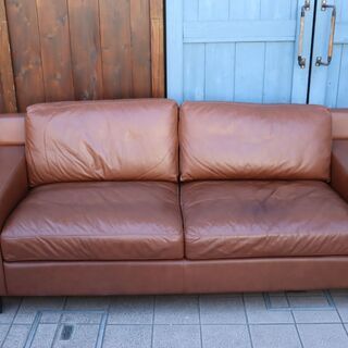 IDEE(イデー)で取り扱われているSERIEUX(セリュー) 本革 3人掛けソファー。使い込む程に味わい深くなるレザー2.5シーターソファ。スクエアなフォルムをゆったりとした座り心地が魅力です♪