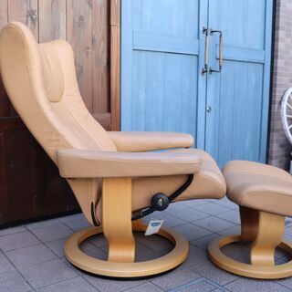 北欧ノルウェーのメーカーEKORNES(エコーネス)社のストレスレスチェアー ウィングです！クラシックなデザインがモダンな印象のパーソナルチェア。シアタールームにおススメのリクライニングチェア