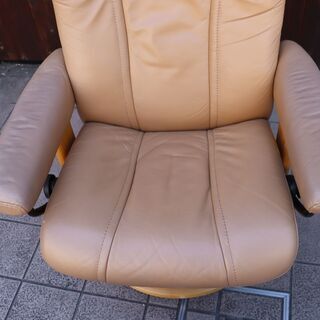 北欧ノルウェーのメーカーEKORNES(エコーネス)社のストレスレスチェアー ウィングです！クラシックなデザインがモダンな印象のパーソナルチェア。シアタールームにおススメのリクライニングチェア