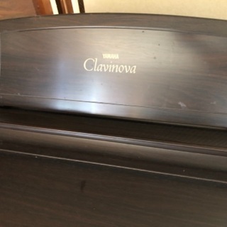 クラビノーバ、ピアノと椅子