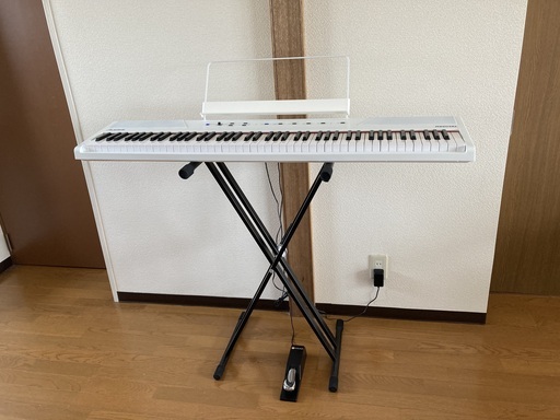 ８８鍵盤キーボード　スタンド＆ペダル付き　教則本無料