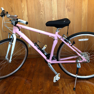 可愛いピンクのクロスバイク