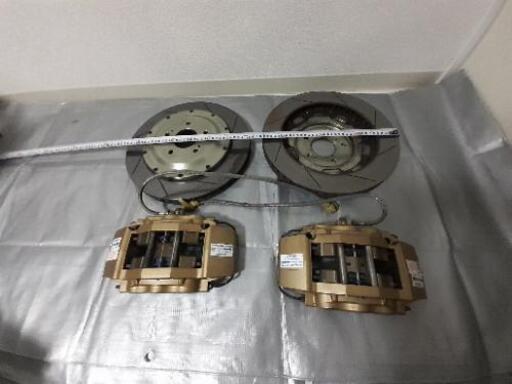 BNR34用の社外ブレーキキット、2ピースローター　TRUST トラスト　Greddy  フロントブラケット有り6pot  355mm  リア　4pot  ブラケットはキャリパー本体に付いる。330mm   左右　BNR32  BCNR33   スカイラインGTR  S13 S14  S15