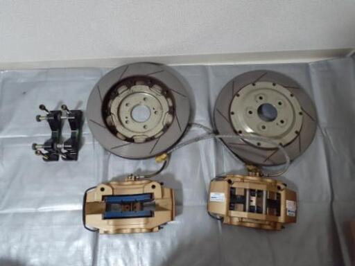 BNR34用の社外ブレーキキット、2ピースローター　TRUST トラスト　Greddy  フロントブラケット有り6pot  355mm  リア　4pot  ブラケットはキャリパー本体に付いる。330mm   左右　BNR32  BCNR33   スカイラインGTR  S13 S14  S15