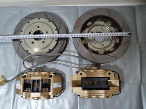 BNR34用の社外ブレーキキット、2ピースローター　TRUST トラスト　Greddy  フロントブラケット有り6pot  355mm  リア　4pot  ブラケットはキャリパー本体に付いる。330mm   左右　BNR32  BCNR33   スカイラインGTR  S13 S14  S15
