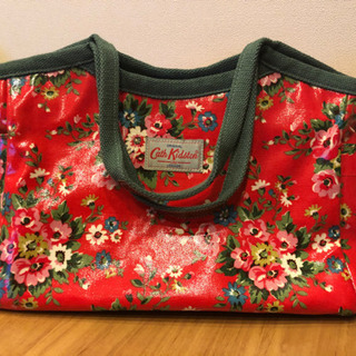 Cath Kidston 赤花柄のトートバッグ