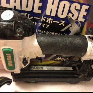 日立高圧常圧エアコンプレッサーと常圧ホース、タッカーセットまとめ売り