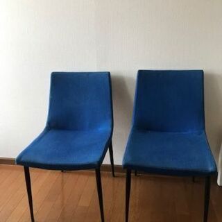 【ネット決済】2つの同じ青い椅子を与える